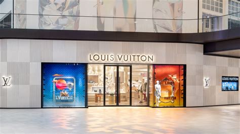 Louis Vuitton Montreal Royalmount .